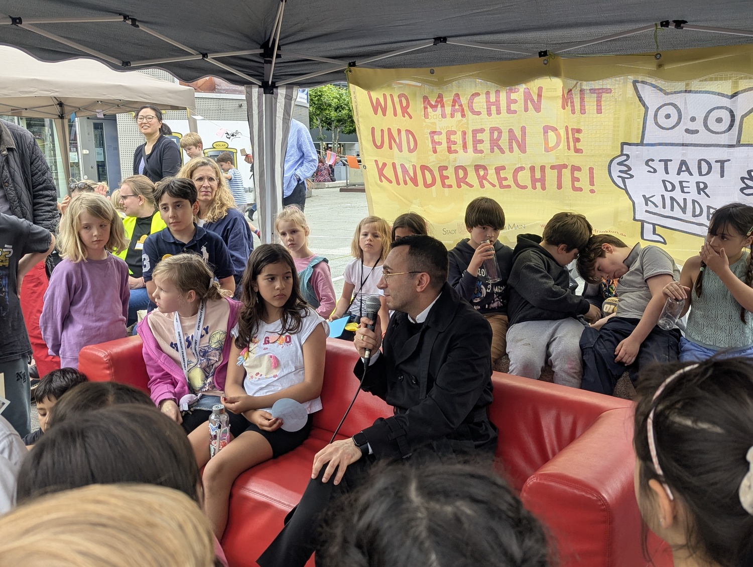 Kinder stellen Fragen an den OB auf dem Roten Sofa